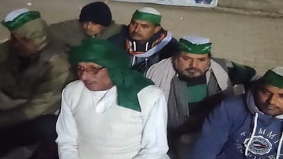 अनिश्चितकालीन धरने पर बैठै यूनियन पदाधिकारी