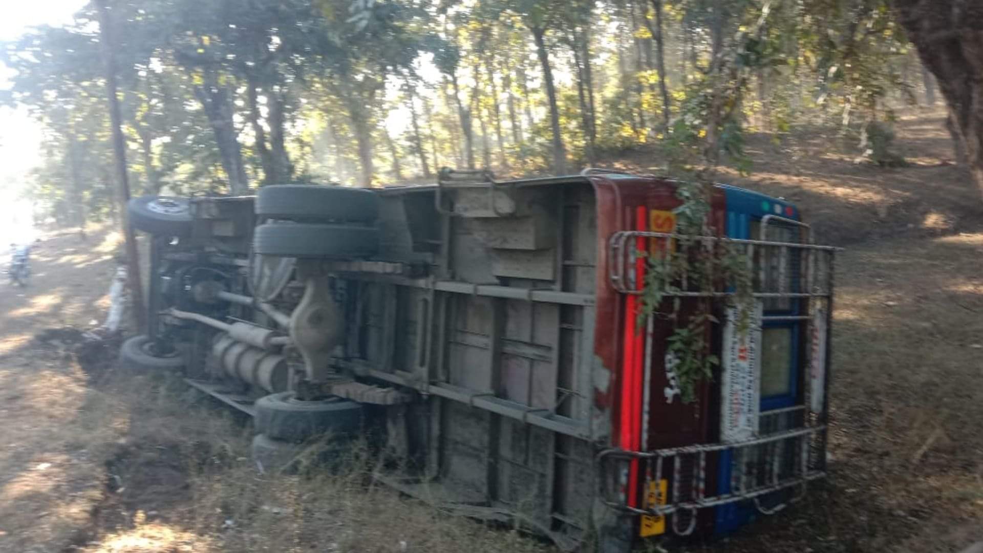 अनियंत्रित्र होकर पलटी बस