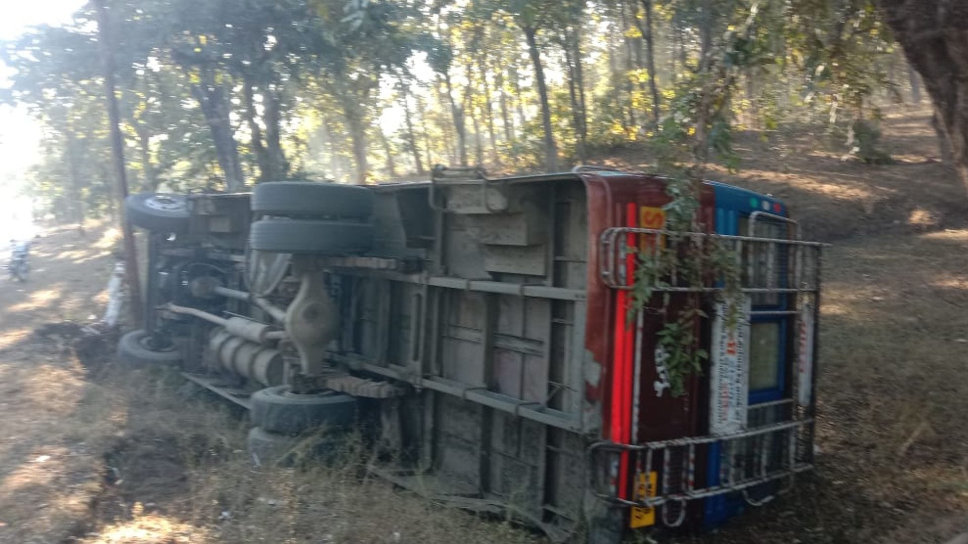 अनियंत्रित्र होकर पलटी बस