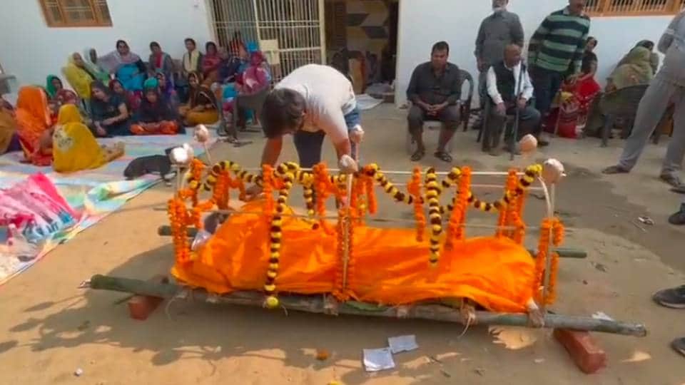 son celebrated his father death by dancing and singing In Sultanpur reached crematorium done unique funeral