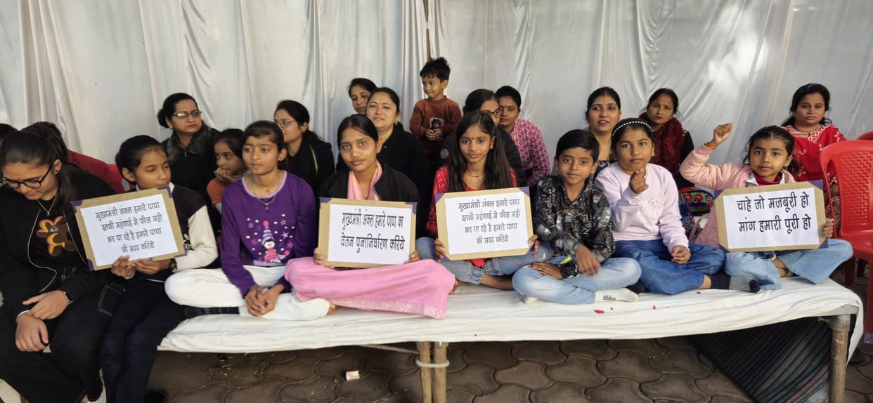 Bhopal: Unique protest by contract employees in Bhopal, dressed in black, sitting with small children in the c