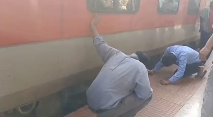 जांच करती रेलवे की टीम।