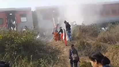 Bihar Train Accident: जयनगर से मुंबई जाने वाली पवन एक्सप्रेस में लगी आग, मौके पर पहुंचे रेलवे कर्मी Bihar Train Accident Fire broke out in Pawan Express going from Jaynagar to Mumbai in Madhubani
