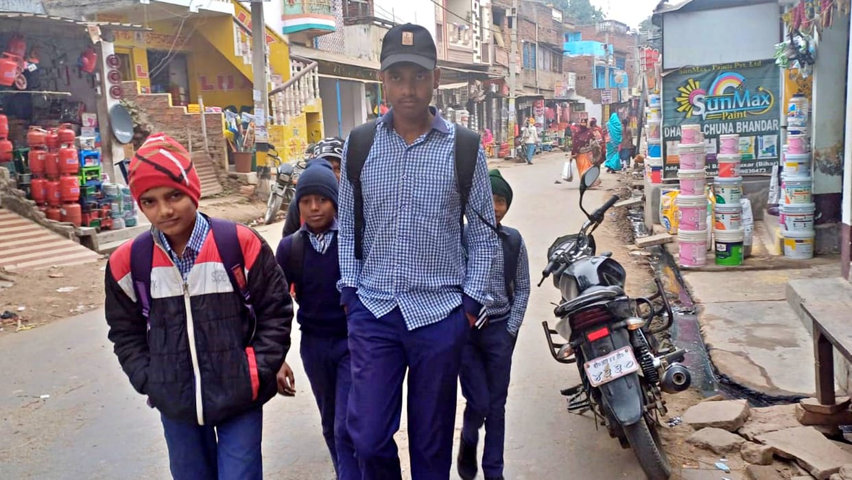 Bihar Weather Buxar in grip of cold wave minimum temperature reached 6.8 degrees studies banned after 4 pm