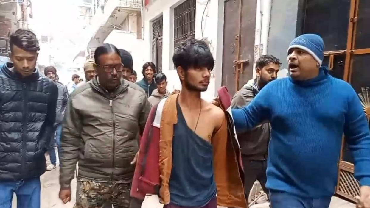 Bihar News youth was beaten up in Gaya on charges of child theft then people handed him over to police