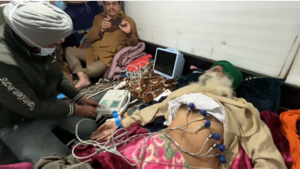 डॉक्टरों ने की डल्लेवाल की स्वास्थ्य जांच।
