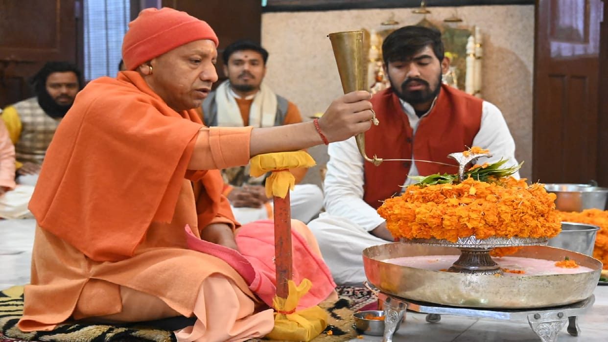 Gorakhpur News CM Yogi Performs Rudrabhishek at Gorakhnath Temple Prays for Nation's Welfare