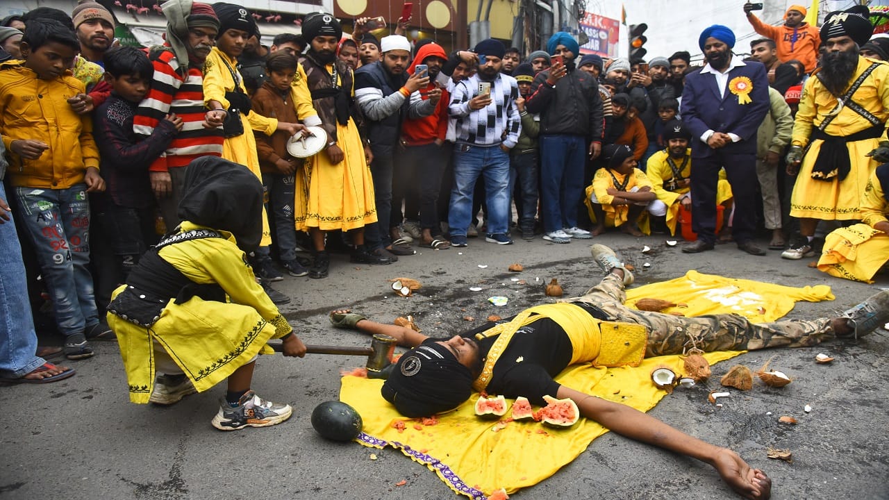 Nagar Kirtan was taken out in the Bareilly city Gatka group showed amazing stunts