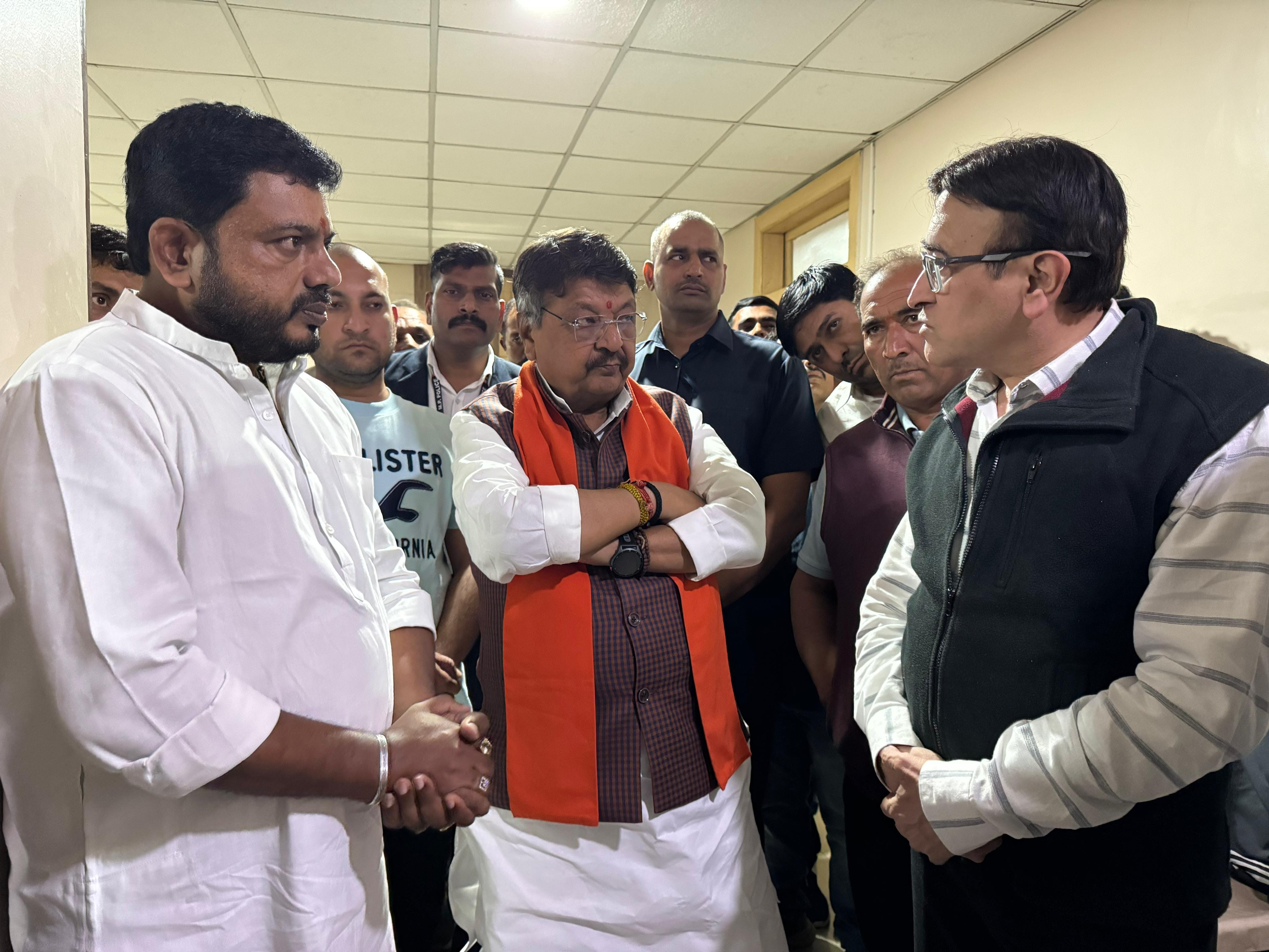 Indore: Minister Vijayvargiya went to the hospital to meet the youths who were burnt in self-immolation during