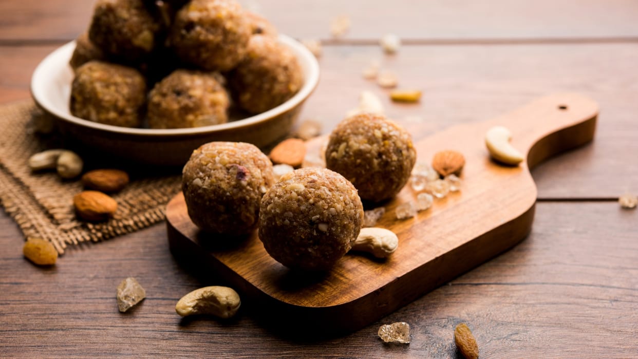 Gond Laddu Recipe in hindi how to make Gond ke Laddu at home