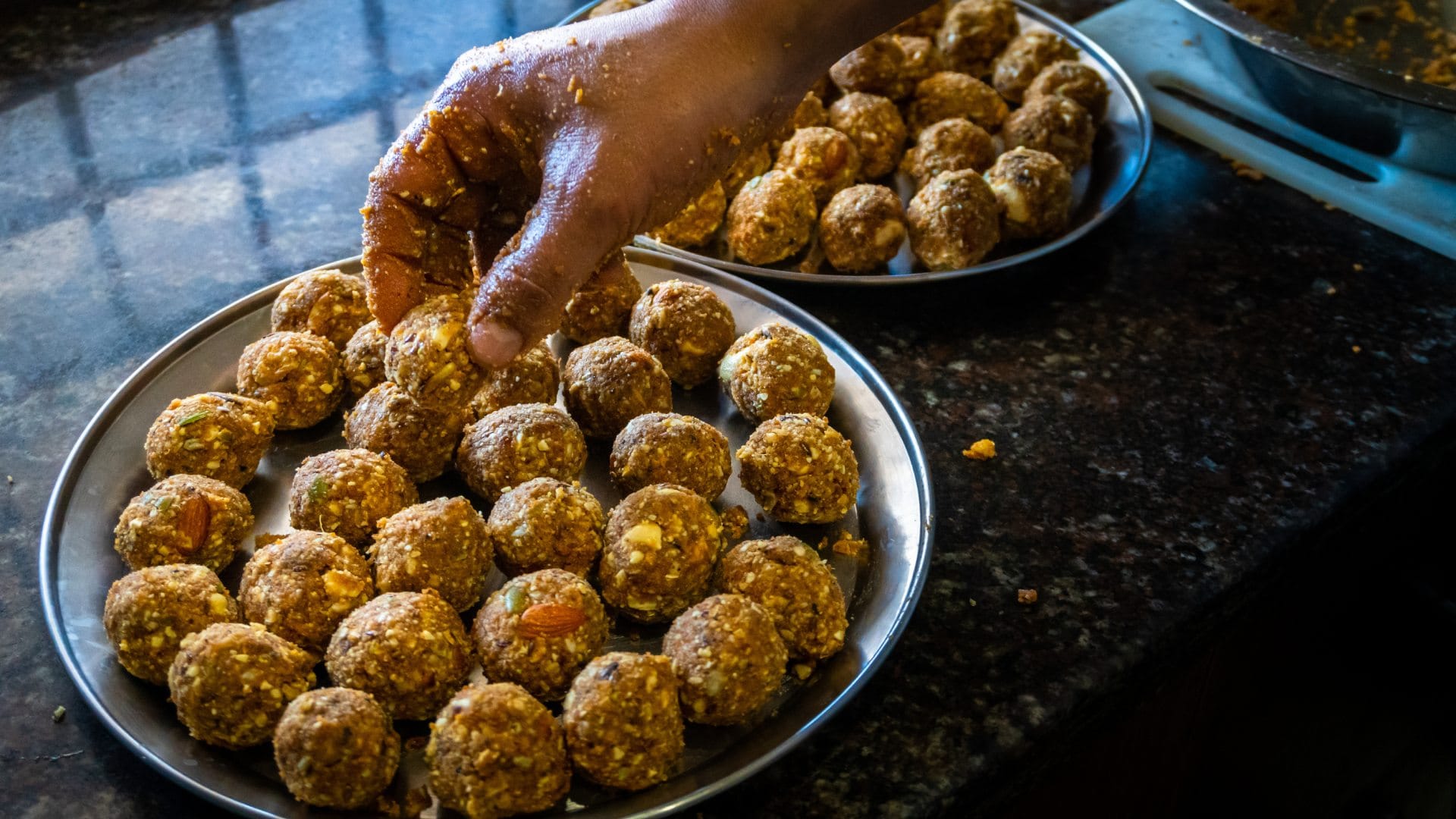 Gond Laddu Recipe in hindi how to make Gond ke Laddu at home