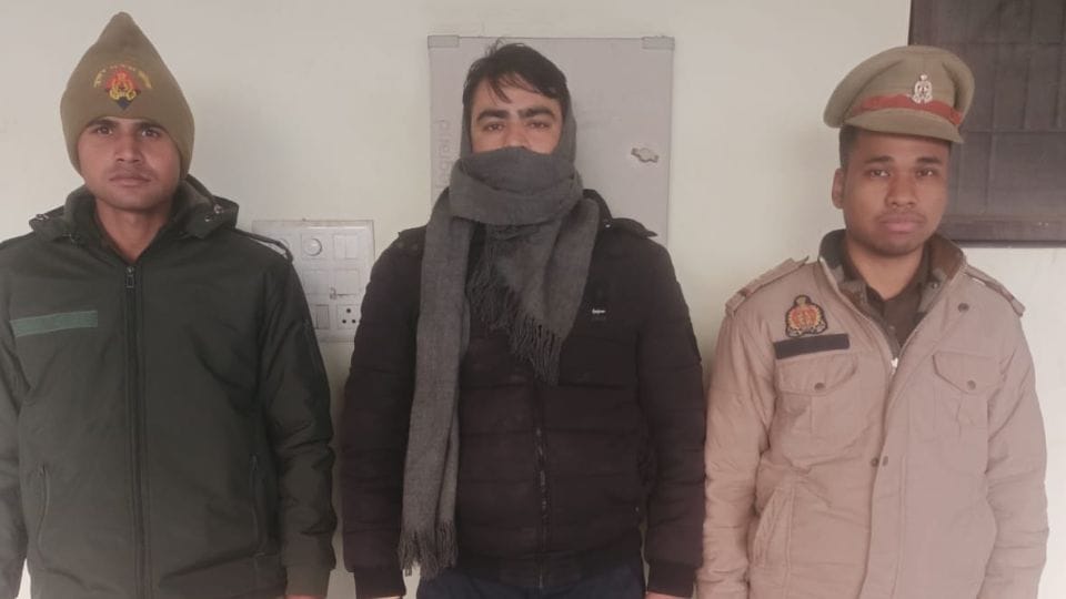 Video of two head constables posted at ACP office in Ghaziabad taking bribe goes viral