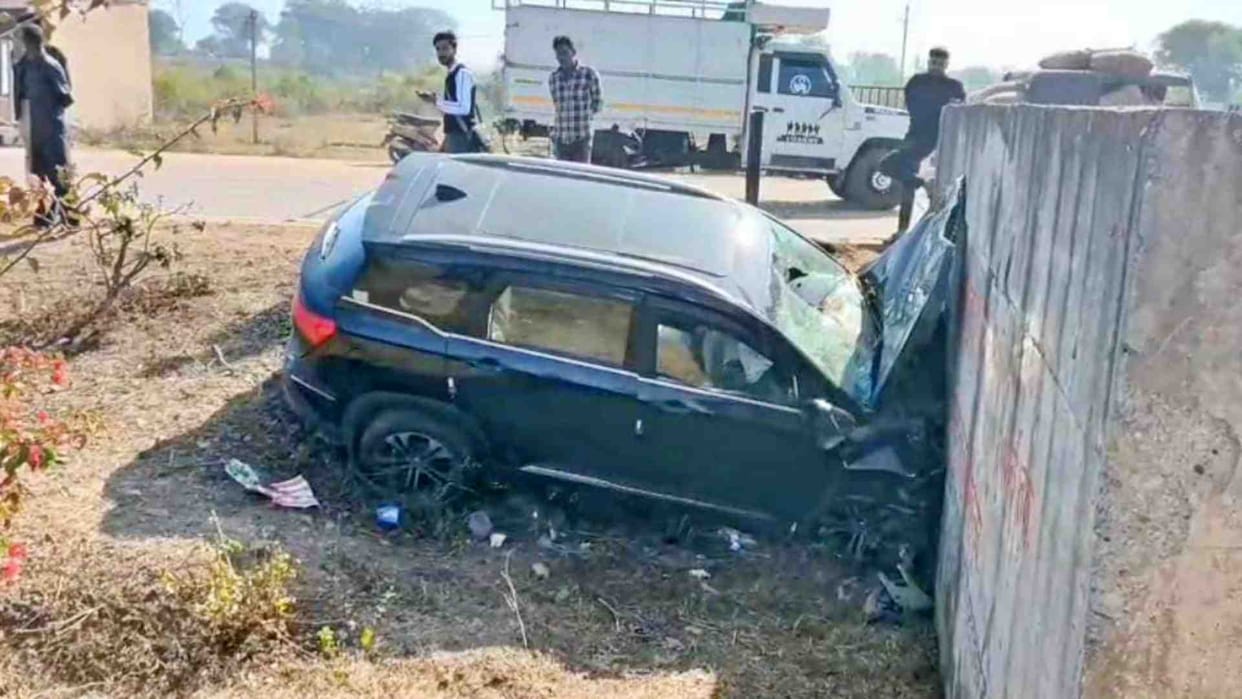 Maihar News: The car of a family coming from Banaras to visit Maihar met with a road accident