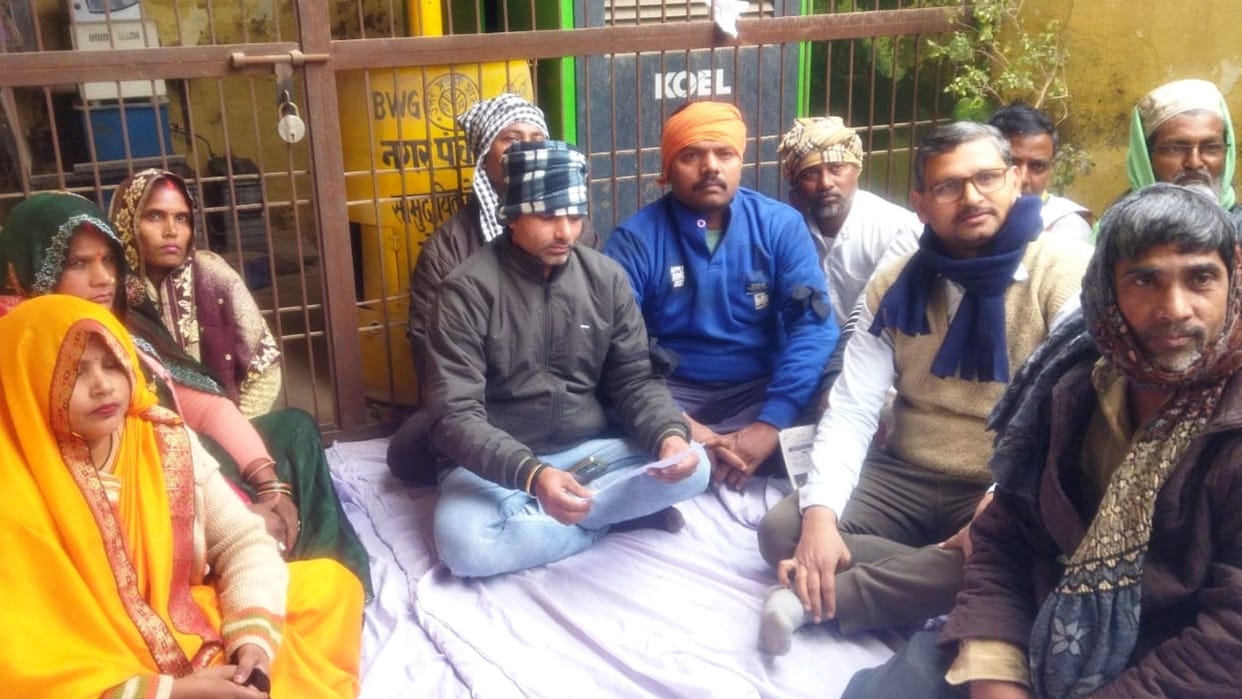 Councilors opened Bhadohi Accusation corruption against chairman and EO tied black bands demonstration