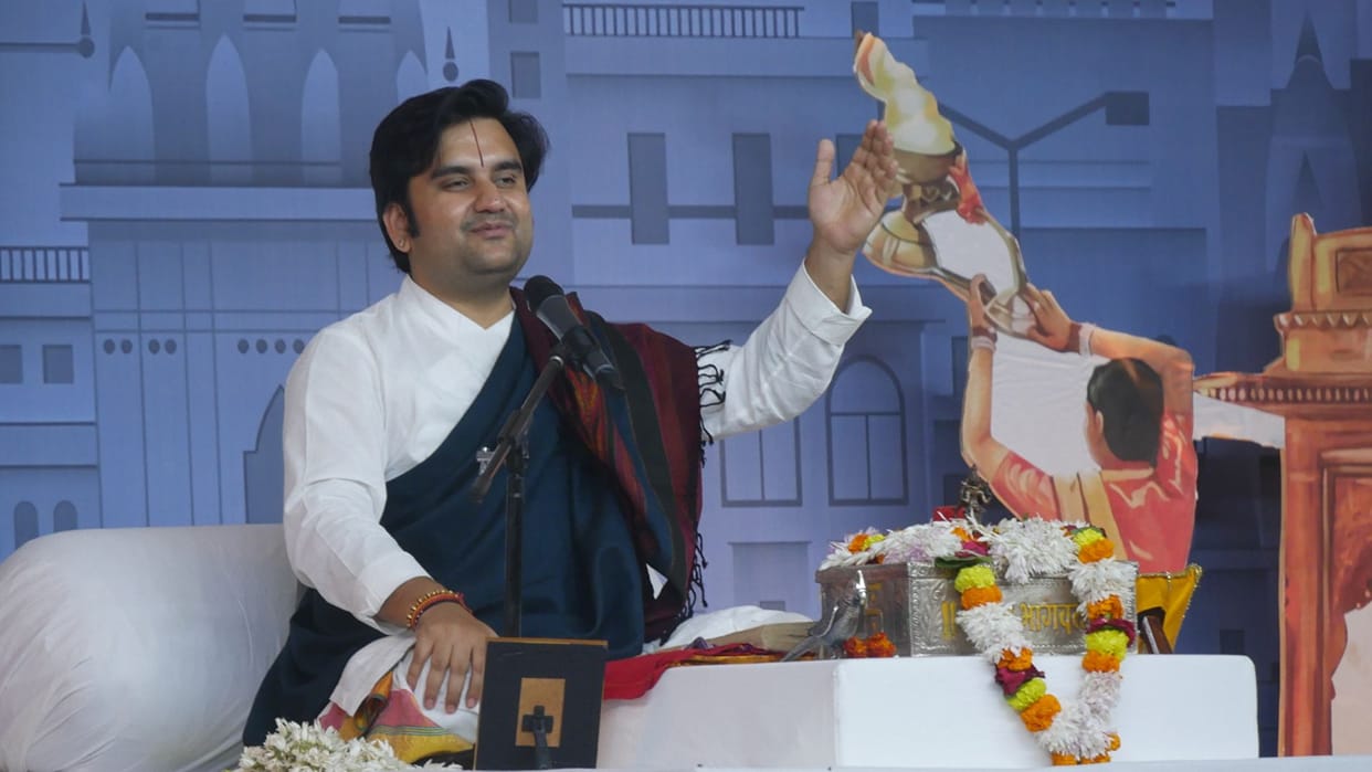 Varanasi News Indresh Maharaj worship Kashi Vrindavan salvation devotees bowed down