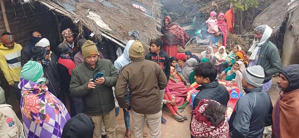 Kaushambi: Bharbhara's mud wall collapsed while sleeping in the house, mother and son died, innocent injured