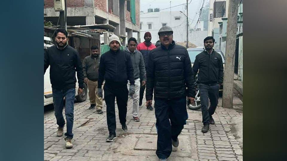 ruckus during electricity theft was detected in Lucknow attempt was made to surround workers