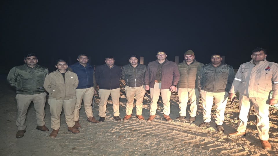 Police caught two robbers in an encounter one got shot in the leg bike and 11 mobiles recovered