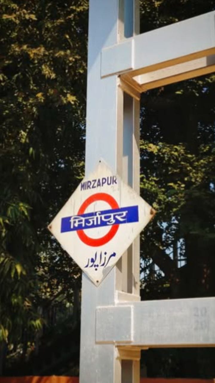 Mirzapur young man encountered woman on road and placed 80000 rupees along with two flowers into