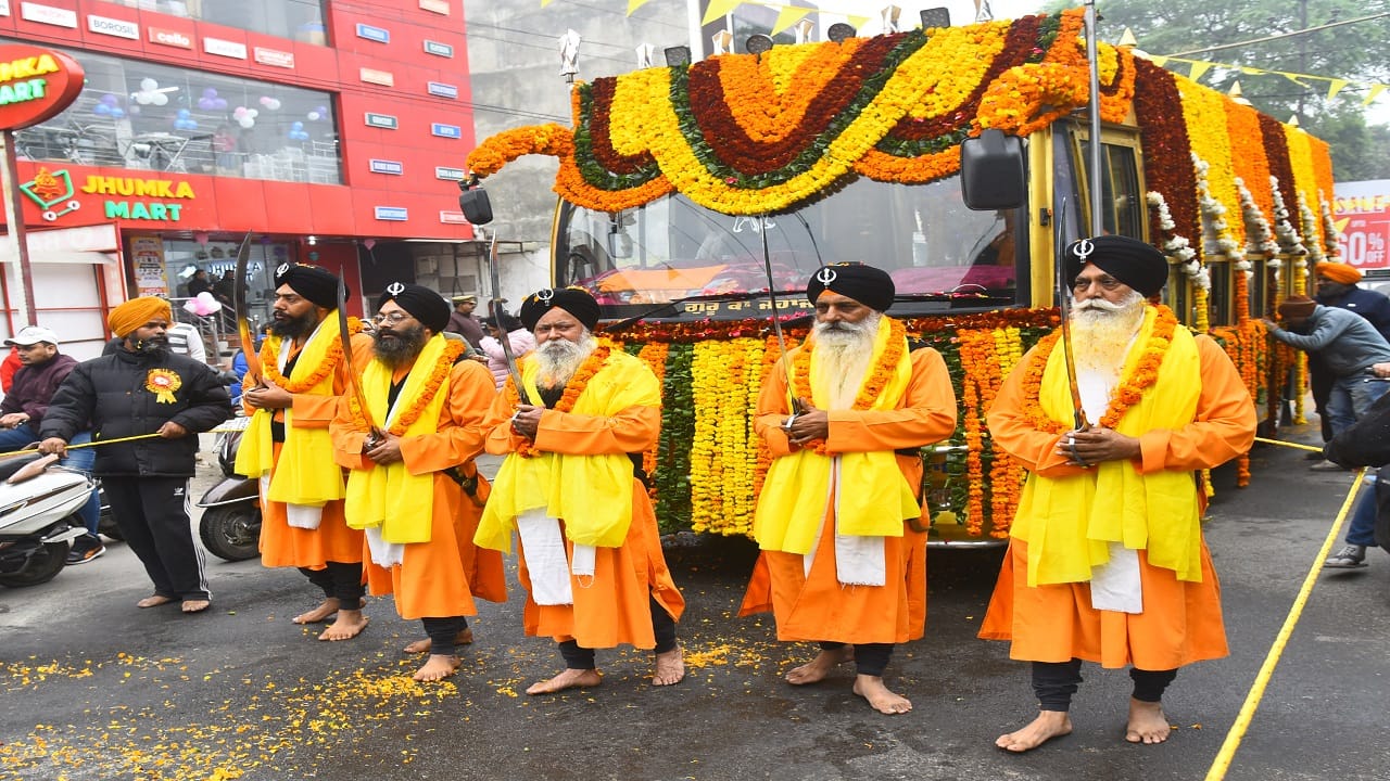 Nagar Kirtan was taken out in the Bareilly city Gatka group showed amazing stunts