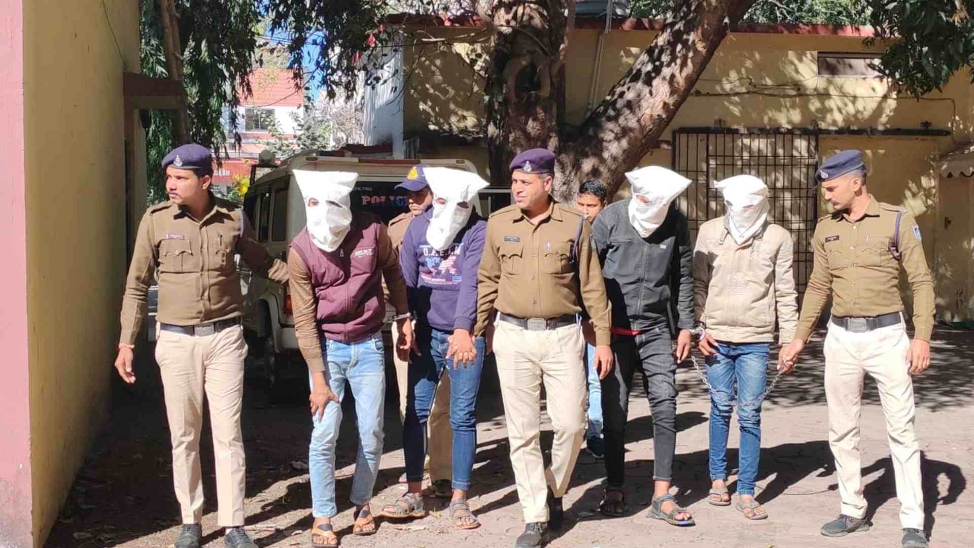 पुलिस की गिरफ्त में आरोपी।