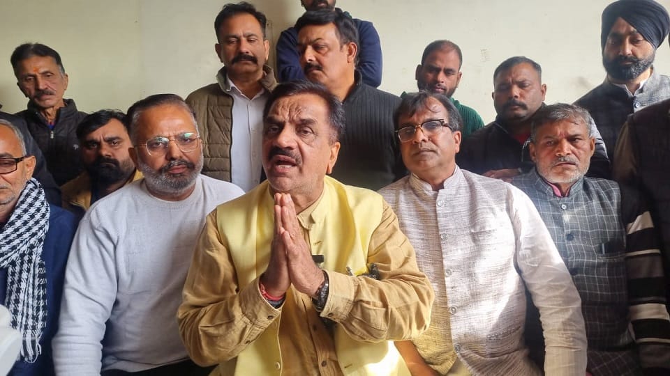 Former MLA Rajkumar Thukral announced support for BJP candidate Vikas Sharma