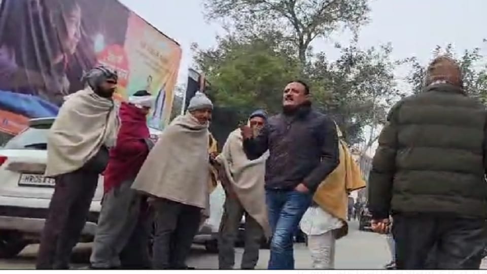 UP: Son became father's enemy for the sake of land, said - I will cut it into pieces... Video viral