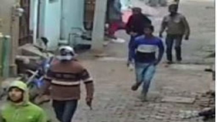 UP: मथुरा की बंगाली कॉलोनी में पथराव और फायरिंग से मची भगदड़, मौके पर पहुंची पुलिस; हमलावर भाग निकले