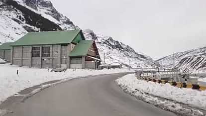 Himachal Weather Snowfall starts on high hills along Rohtang Pass in Himachal