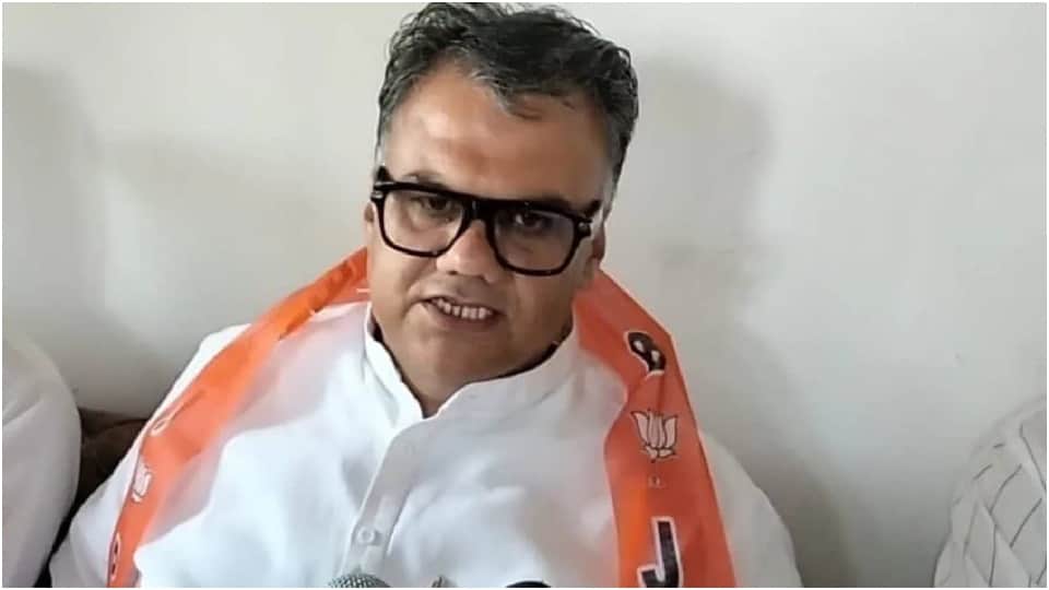 पूर्व सांसद देवजी एम. पटेल