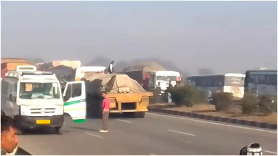 हादसे के हाईवे पर लगा जाम।