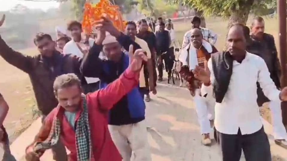 son celebrated his father death by dancing and singing In Sultanpur reached crematorium done unique funeral