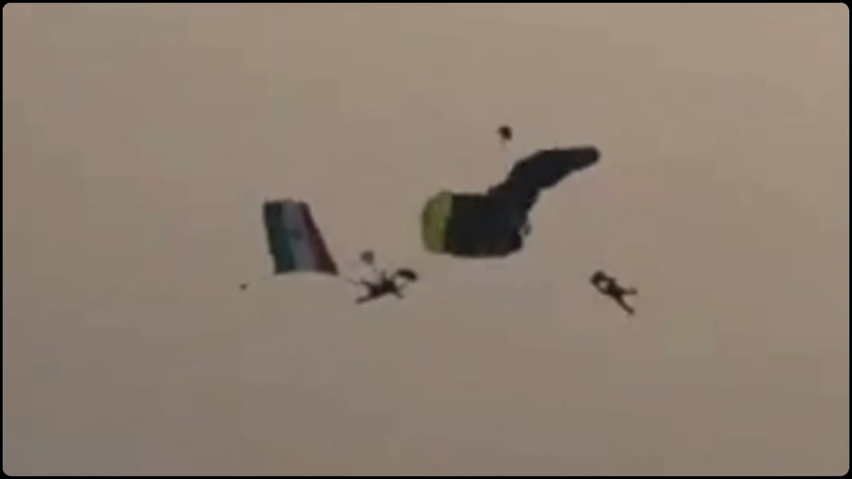Andhra Pradesh: Skydivers of Indian Navy collided mid-air during a special ops demo in Vizag, News in hindi