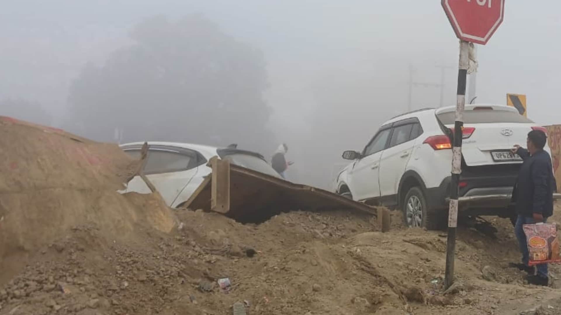 Many cars colloid on Lucknow Varanasi highway in Raebareli.