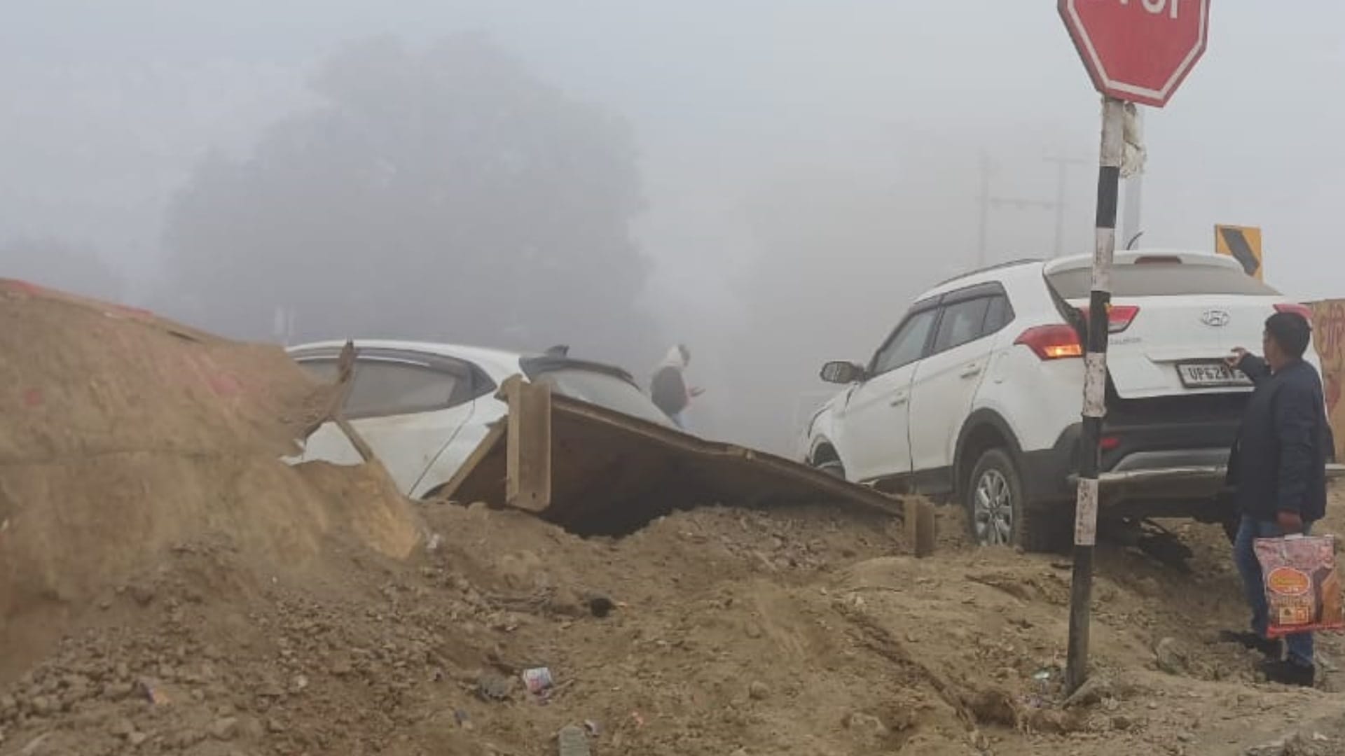 Many cars colloid on Lucknow Varanasi highway in Raebareli.