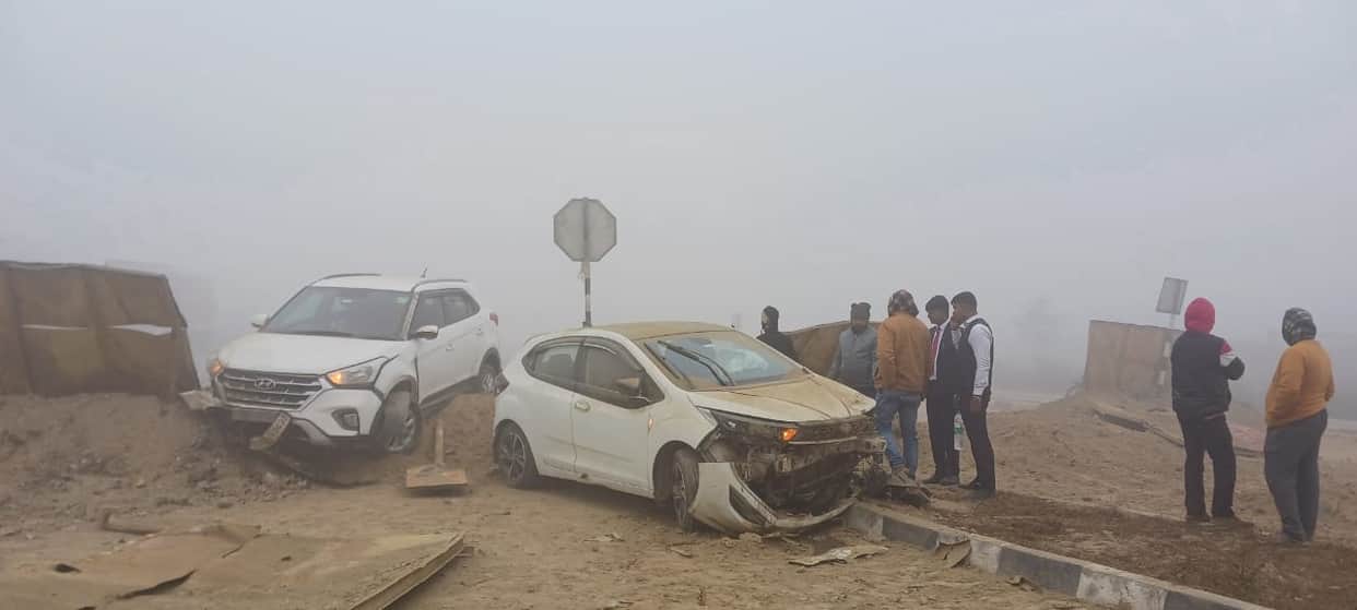 Many cars colloid on Lucknow Varanasi highway in Raebareli.