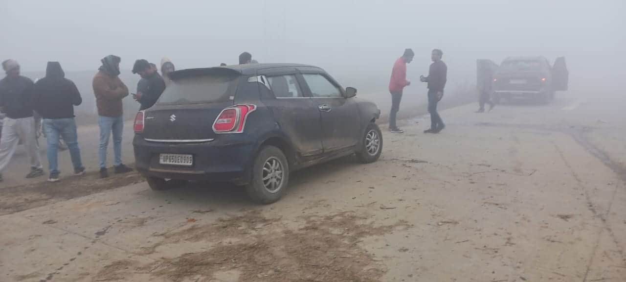 Many cars colloid on Lucknow Varanasi highway in Raebareli.