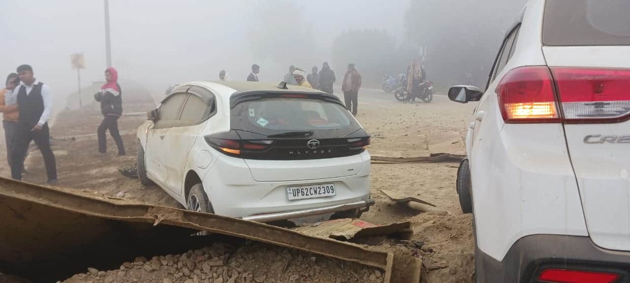 Many cars colloid on Lucknow Varanasi highway in Raebareli.