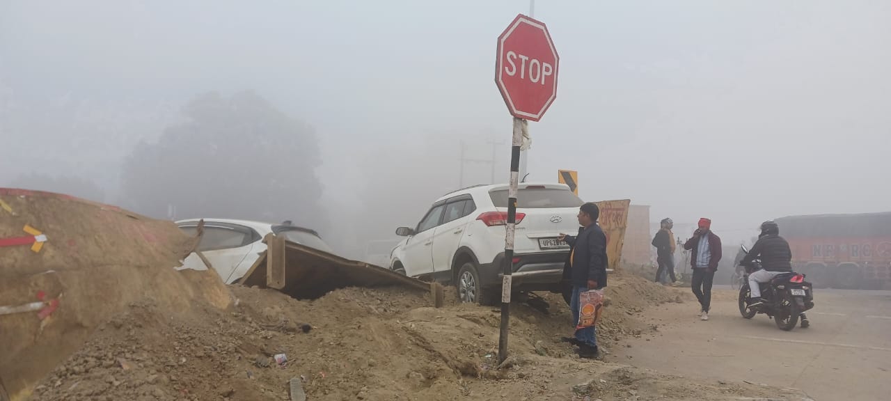 Many cars colloid on Lucknow Varanasi highway in Raebareli.