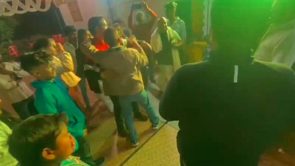 son celebrated his father death by dancing and singing In Sultanpur reached crematorium done unique funeral
