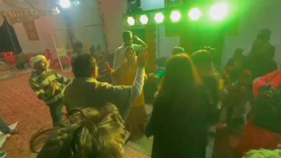 son celebrated his father death by dancing and singing In Sultanpur reached crematorium done unique funeral
