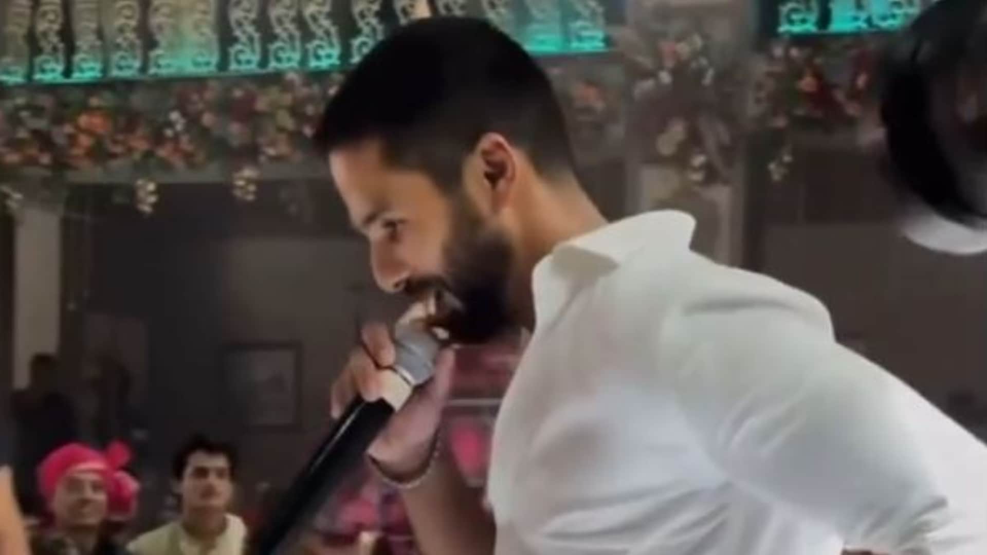 Shahid Kapoor Dances on Kaminey Song Dhan Te Nan On Sets Of Deva Fans Go Gaga Over Him Video goes Viral