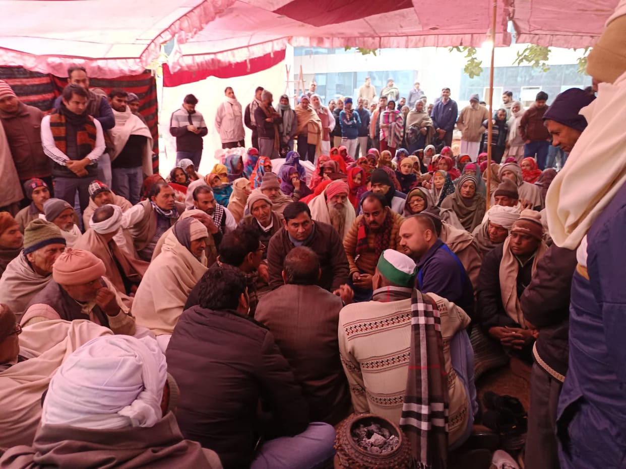Meerut: Farmers held protest in the bitter cold, women took over the front, put up embroidery in the Meda camp