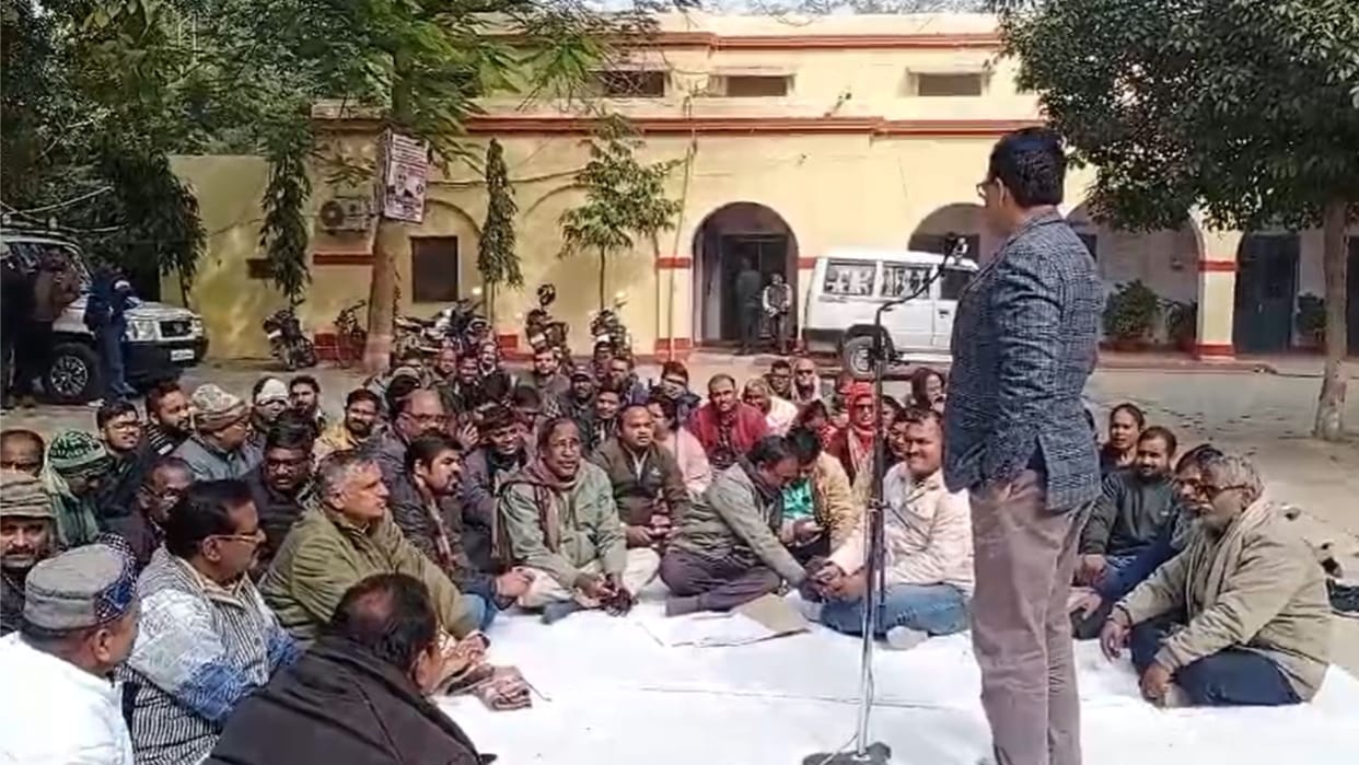 Lekhpal Sangh staged a sit-in protest alleged that lekhpals were being framed