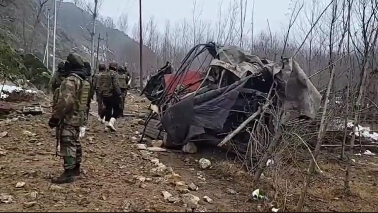 Jammu Kashmir Army Vehicle Falls Into Deep Ditch in Bandipora, four Soldiers Died, 2 Critically Injured