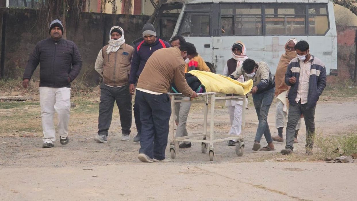 old man hut burnt death family members rescue him also burnt spark high voltage in mau