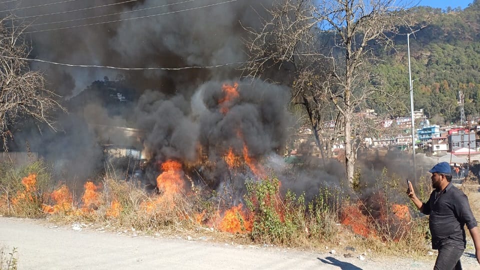 Massive fire breaks out in fuel factory in Bhimtal