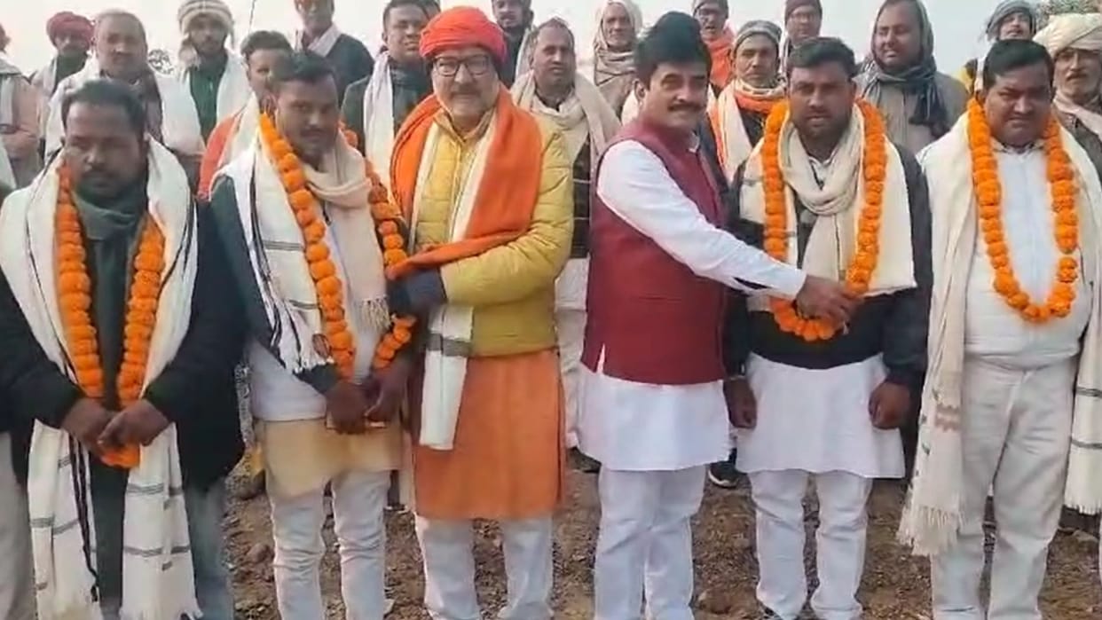 BJP workers welcomed and garlanded the newly appointed divisional presidents and district representatives