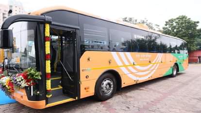 डबल डेकर इलेक्ट्रिक बस।