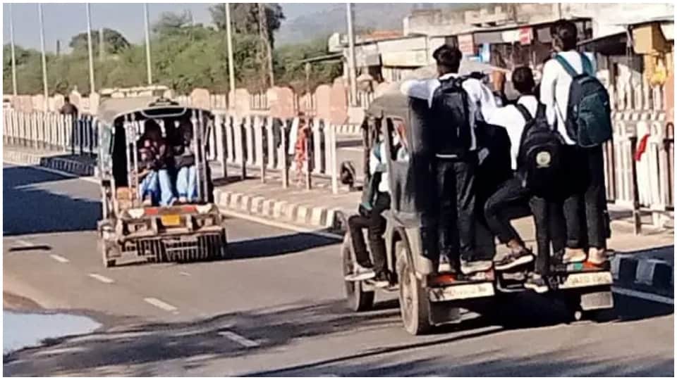 ओवरलोड वाहनों पर लटके छात्र।